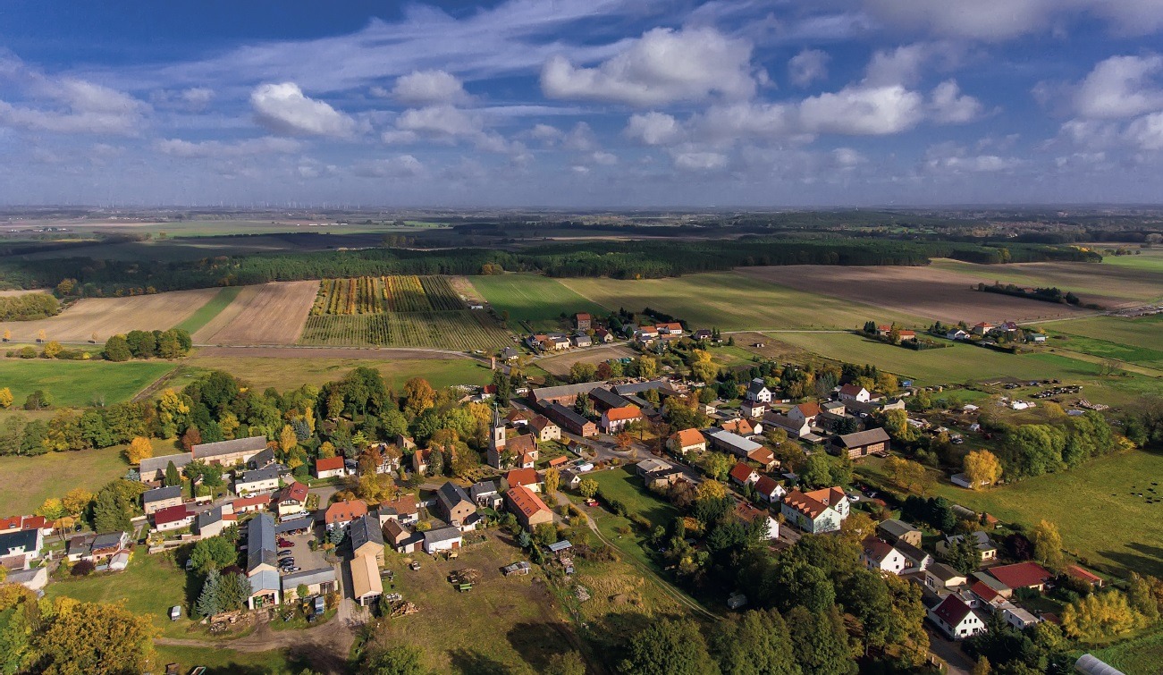 Luftbild_Derwitz_Blick_ber_den_Ortskern_mit_Kirche_Foto_Tom_Klement