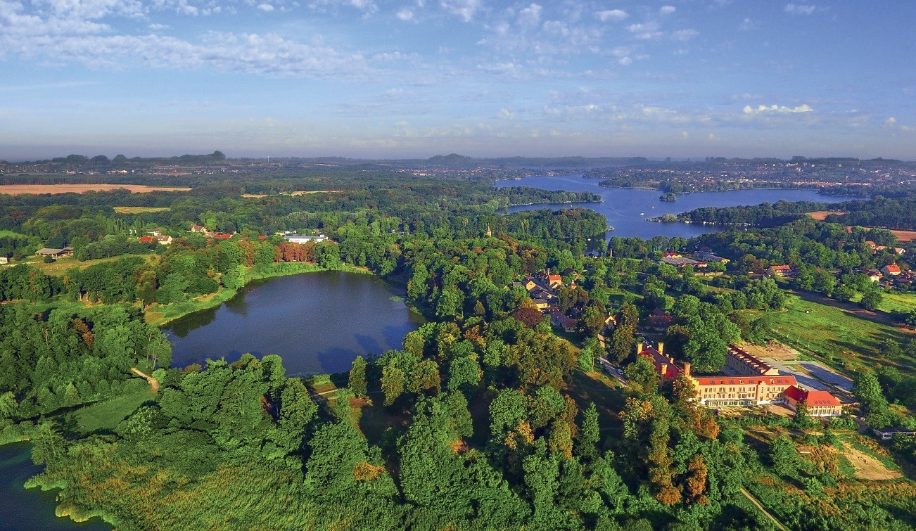 Luftbild_Petzow_mit_Schloss_Schlosspark_und_Ortskern_Foto_Tom_Klement