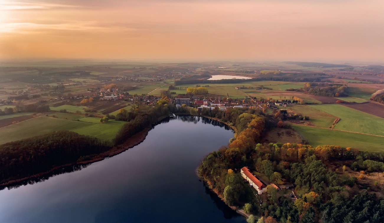 Luftbild_Plessow_mit_Herrenhaus_udn_Plessowe_See_Foto_Tom_Klement